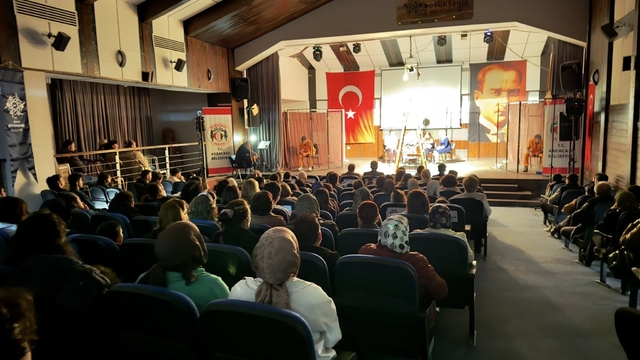 Karacasu'da "Hepimiz Mahkumuz" oyunu büyük ilgi gördü