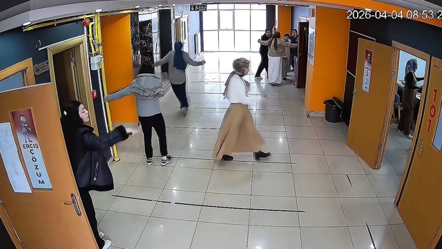 5.2 büyüklüğündeki depremde korku dolu anlar
Öğretmenler kendi canlarından önce emanet canları düşündüler