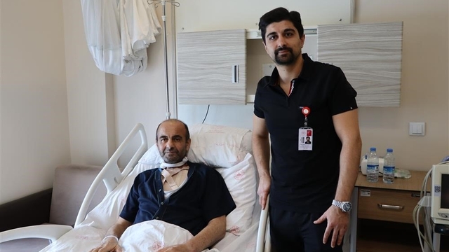 Devlet hastanelerinde artık riskli ameliyatlar başarıyla yapılıyor
Sivas Numune Hastanesi Kalp ve Damar Cerrahisi Kliniği'nde yüksek riskli hastalara yönelik gerçekleştirilen ameliyatlar başarıyla gerçekleştiriliyor