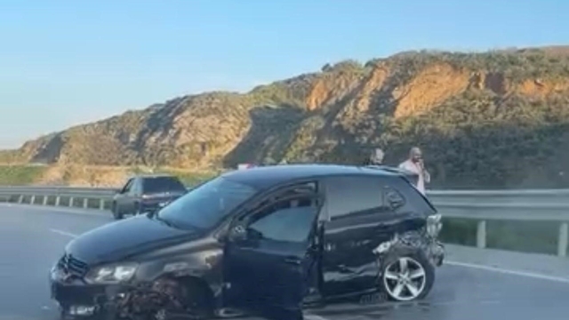 Balıkesir'de trafik kazası; araç bariyerlere çarptı