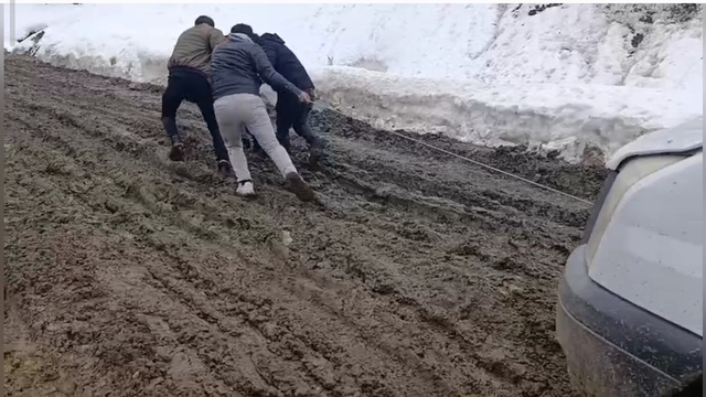 Bahçesaray'da çamurla mücadele: Vatandaşlar araçlarını iple çekerek ilerliyor
