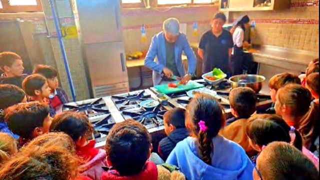 Çeşmeli öğrenciler sağlıklı beslenmeyi yerinde öğrendi