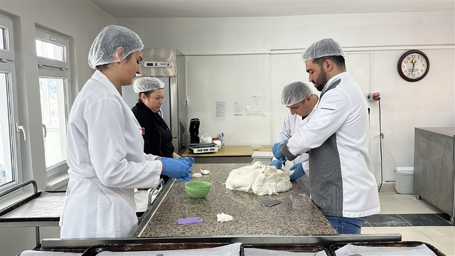 Çölyak hastalarına umut olan atölye
Glutensiz ekmeğin yanı sıra diğer unlu mamüllerin üretimi ile çölyak hastalarının ihtiyaçları karşılanıyor