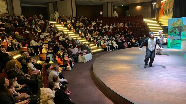 Darıca'da çocuklar hafta sonunu tiyatroyla değerlendiriyor