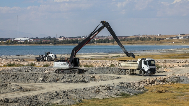Van Gölü'nde 2 milyon 86 bin metreküp dip çamuru temizlendi