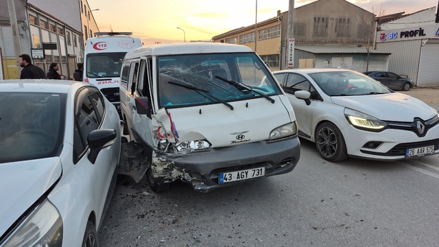 Eskişehir'de 4 aracın karıştığı trafik kazasında 3 kişi yaralandı