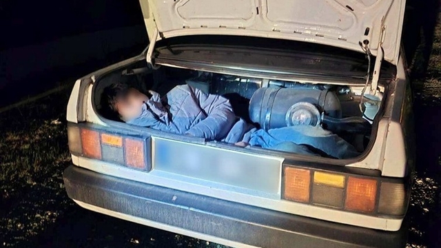 Kaçak göçmenler otomobil bagajında yakalandı