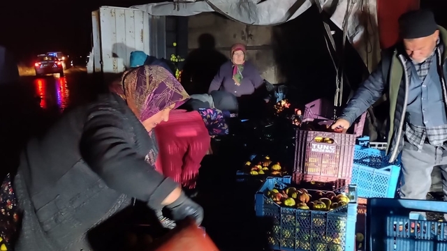 Kazada çevreye dağılan elmaları köy sakinleri topladı