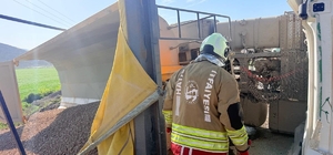 Kırıkhan'da devrilen hafriyat kamyonunun sürücüsü yaralandı