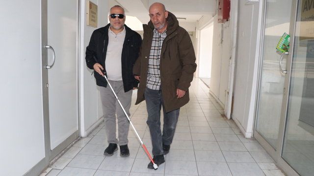 Çöpe giden atık eşyalar engellilerin emeğiyle hediyelik ürüne dönüşüyor