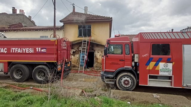 Isparta'da çıkan yangında 3 ev hasar gördü