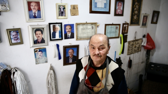 Ayakkabı tamircisi vefat eden dostlarının hatırasını fotoğraflarda yaşatıyor