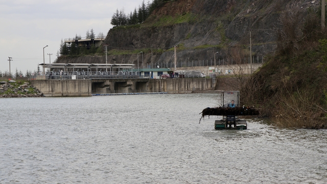 Yuvacık Barajı'na derelerin taşıdığı atıklar toplanarak su kalitesi korunuyor