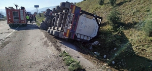 Bilecik'te kontrolden çıkan tır devrildi; sürücüsü yaralandı