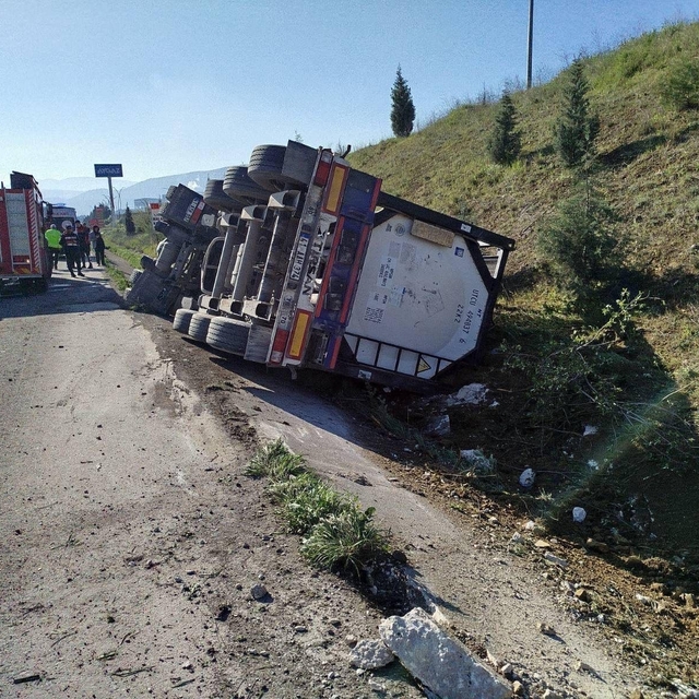 Bilecik'te kontrolden çıkan tır devrildi; sürücüsü yaralandı