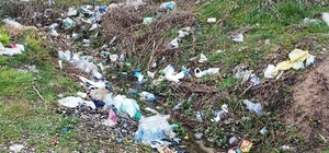 Hisarcık'ta çeşmenin çevresi çöplüğe döndü