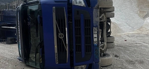 Kum boşaltırken devrilen kamyonda iş kazası: 1 yaralı