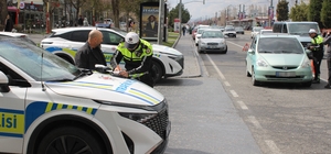 Sürücüler APP plaka ve multimedya konusunda bilgilendirildi Komiser Erdoğan Alper: "1 Mayıs'a kadar cezai işlem uygulanmadan bilgilendirme ve yönlendirme yapılıyor"