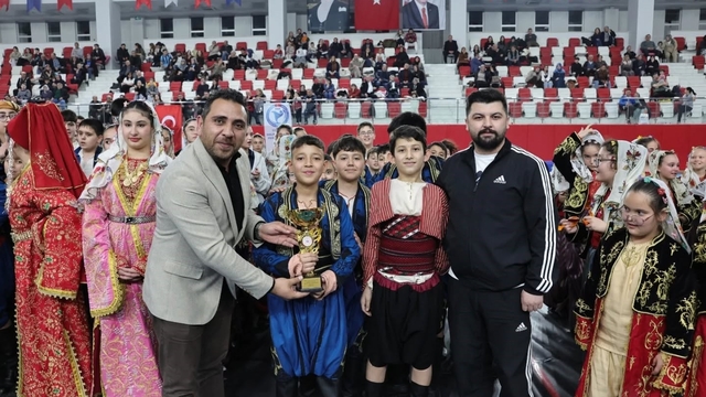 Kütahya'da halk oyunları coşkusu