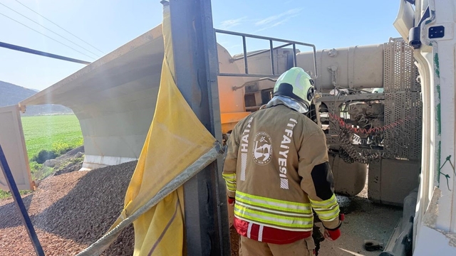 Kırıkhan'da devrilen hafriyat kamyonunun sürücüsü yaralandı