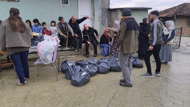 'Sessiz' mahalleye 3 kamyonluk yardım