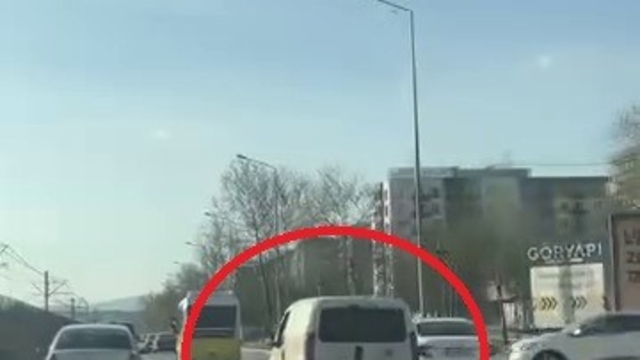 Peş peşe makas attı, trafiği tehlikeye düşürdü