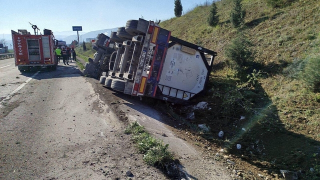 Bilecik'te kontrolden çıkan tır devrildi; sürücüsü yaralandı
