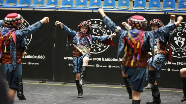 Halk oyunları ekipleri birincilik için ter döktü