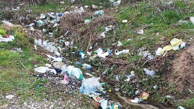 Hisarcık'ta çeşmenin çevresi çöplüğe döndü