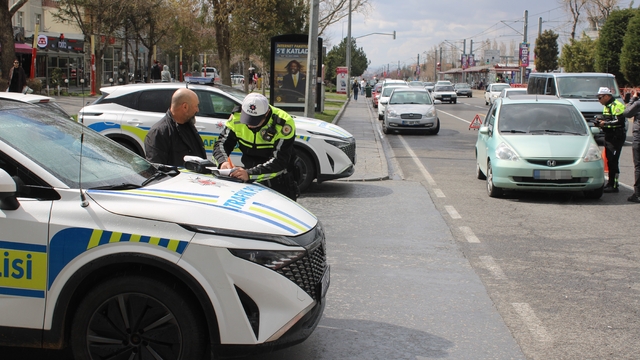 Sürücüler APP plaka ve multimedya konusunda bilgilendirildi
Komiser Erdoğan Alper:
"1 Mayıs'a kadar cezai işlem uygulanmadan bilgilendirme ve yönlendirme yapılıyor"