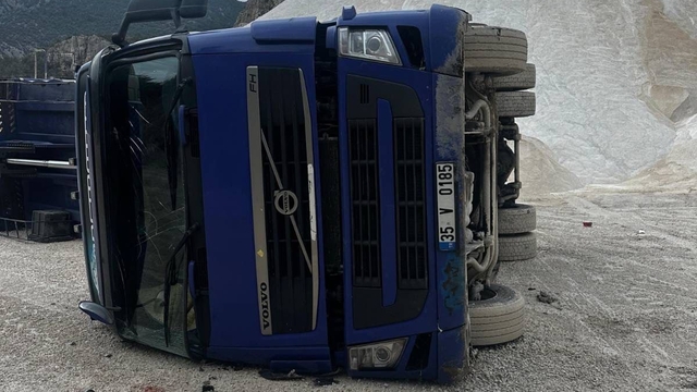 Kum boşaltırken devrilen kamyonda iş kazası: 1 yaralı