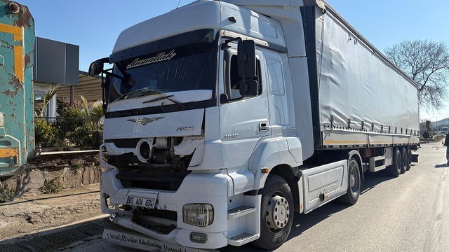 Tırın çarptığı hafif ticari araçta 3 kişi yaralandı