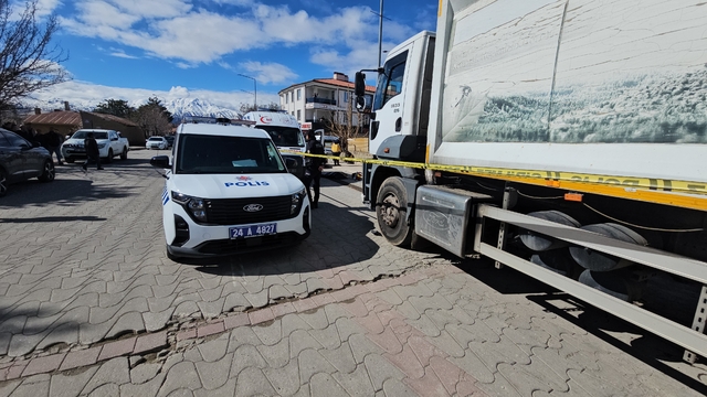 Erzincan'da çöp kamyonunun çarptığı yaşlı kadın öldü