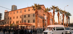 İzmir'de belediyenin Meslek Fabrikası Müdürlüğü olarak kullandığı eski DGM binasında tahliye süreci başladı