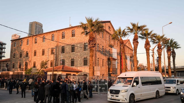 İzmir'de belediyenin Meslek Fabrikası Müdürlüğü olarak kullandığı eski DGM binasında tahliye süreci başladı