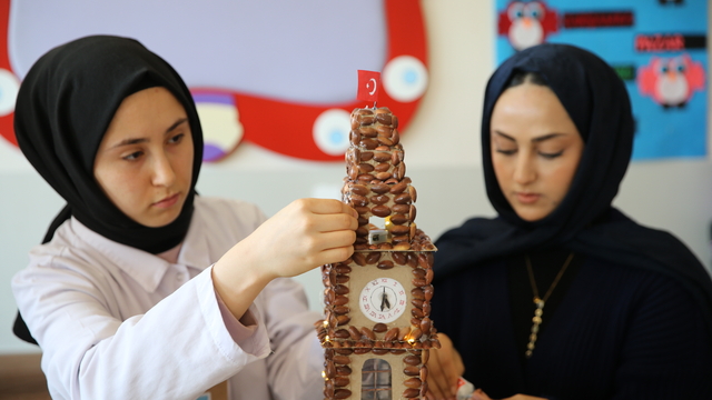 Öğrenciler atık fıstık kabuklarıyla simge eserlerin maketini tasarladı