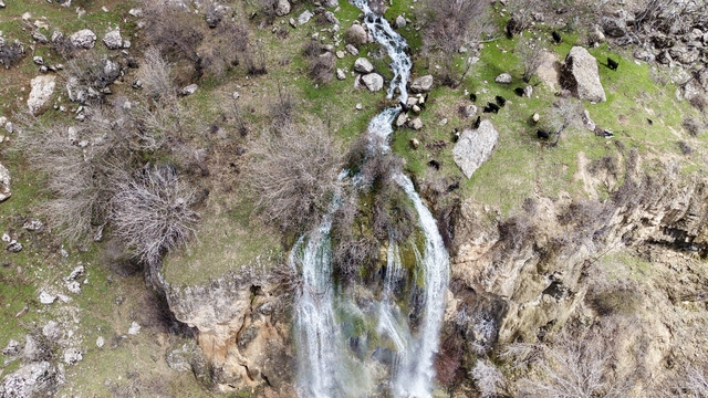 Hakkari'de debileri artan şelaleler dronla görüntülendi