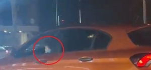 Kucağındaki çocukla otomobiliyle trafikte ilerledi