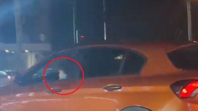 Kucağındaki çocukla otomobiliyle trafikte ilerledi