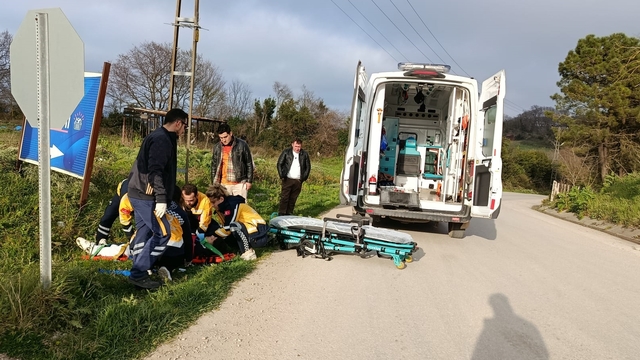 Sinop'ta otomobille çarpışan motosikletteki 2 kişi yaralandı
