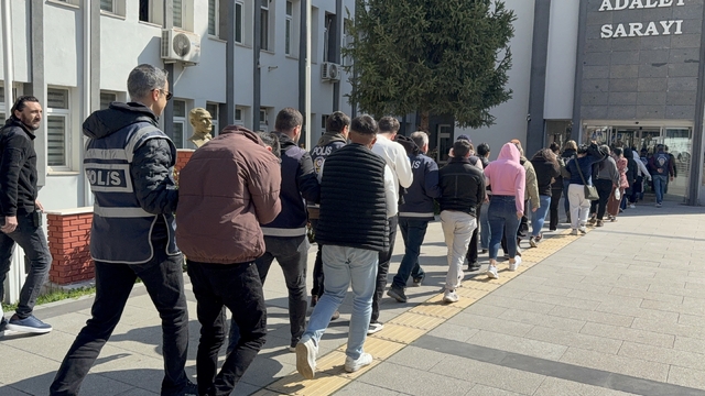 Tokat merkezli 12 ilde yasa dışı bahis operasyonu: 64 gözaltı
Üçüncü şahısların IBAN'larını çalarak  2.4 milyarlık vurgun yapmışlar