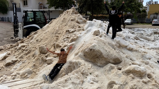 Adana'da nisan ayında çocukların kar topu keyfi
Adana'da dolu yağışının ardından oluşan buz kütlelerinde çocuklar kar topu oynadı