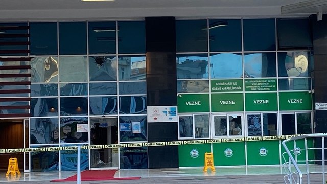 Serik Belediyesinden silahlı saldırıya ilişkin açıklama
Olayda herhangi bir can kaybı veya yaralanmanın yaşanmadı