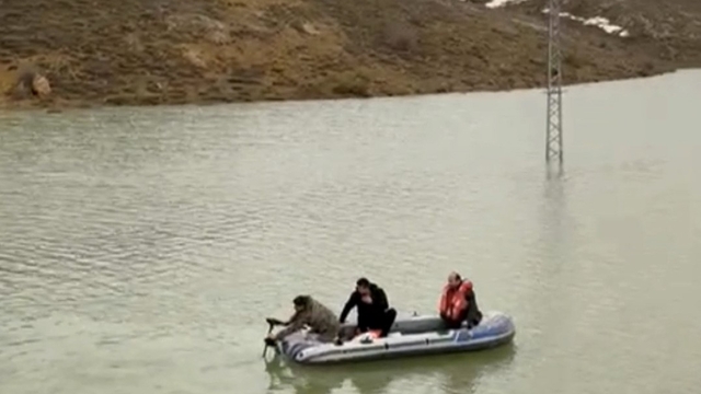 Göle dönen yayla yolundan botla geçip köylerine gittiler