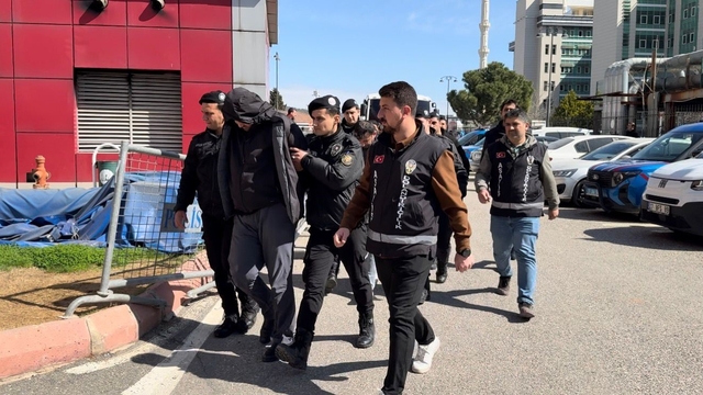 7 üniversite bitiren GAÜN öğretim görevlisinden 521 milyonluk vurgun
Gaziantep'te sahte çek-senet düzenleyen 12 şüpheli adliyeye sevk edildi