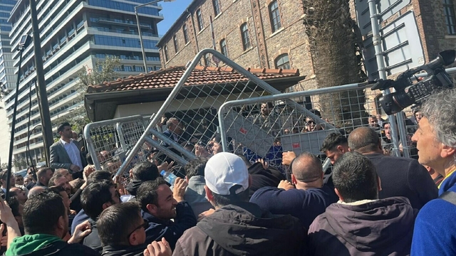 İzmir'de belediyenin Meslek Fabrikası Müdürlüğü olarak kullandığı eski DGM binasında tahliye süreci başladı (2)