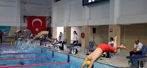 Yüzücüler kıyasıya yarıştı