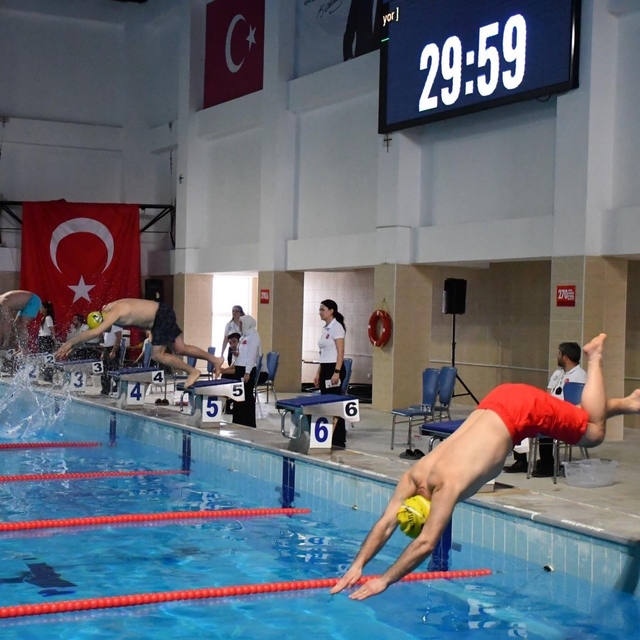 Yüzücüler kıyasıya yarıştı