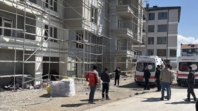 Kütahya'da inşaattan düşen 2 işçi ağır yaralandı