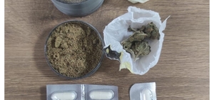 Reyhanlı'da durdurulan araçta uyuşturucu ve kurusıkı tabanca ele geçirildi